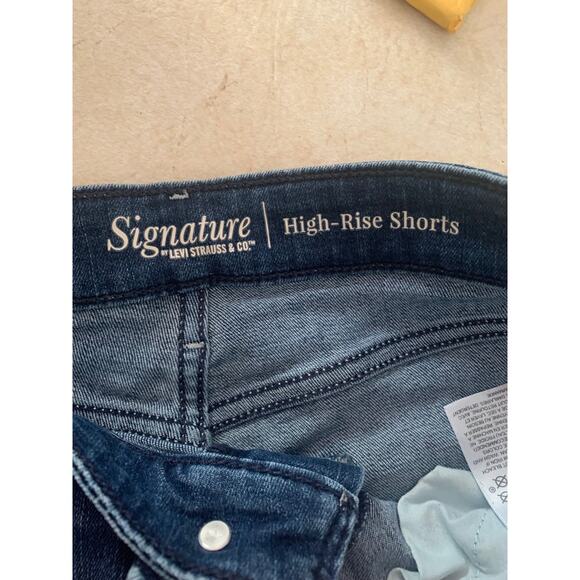 signature by Levis cuffed hem denim shorts womans size 16 high rise - Picture 3 of 9